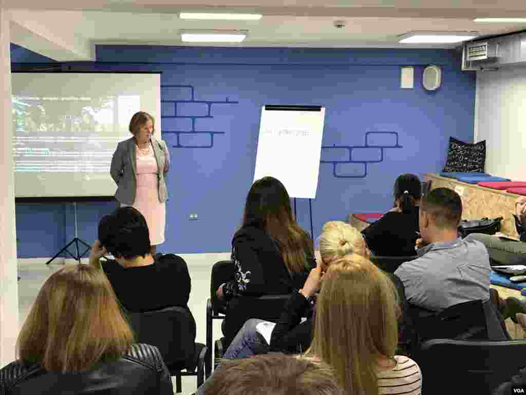 VOA Director Amanda Bennett speaks to participants of the VOA/Balkan Investigative Reporting Network Workshop in Sarajevo, September 22, 2017.