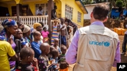 Un travailleur humanitaire de l'UNICEF visite une maison à Freetown, en Sierra Leone, qui a été mis en quarantaine pendant 21 jours en raison du virus Ebola, le 26 février 2015.