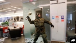Seorang demonstran Ukraina menyerang bank di Kyiv, Ukraina, Sabtu, 20 Februari 2016.