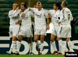 지난 2004년 이탈리아 로마 경기장에서 열린 챔피언쉽 리그 그룹 B조 전에서 AS 로마를 상대로 골을 넣은 레알 마드리드의 루이스 피구 선수가 동료 선수들의 축하를 받고 있다. 왼쪽부터 데이비드 베컴, 지네딘 지단, 라울 곤살레스, 크리스티아누 호날두.