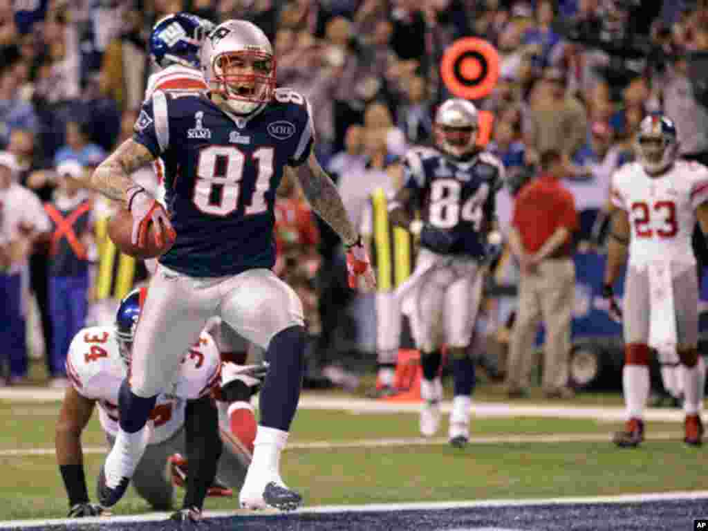 New England Patriots tight end Aaron Hernandez (81) reacts after catching a 12-yard touchdown pass during the second half of the NFL Super Bowl XLVI football game against the New York Giants, on February 5, 2012, in Indianapolis, Indiana. (AP)