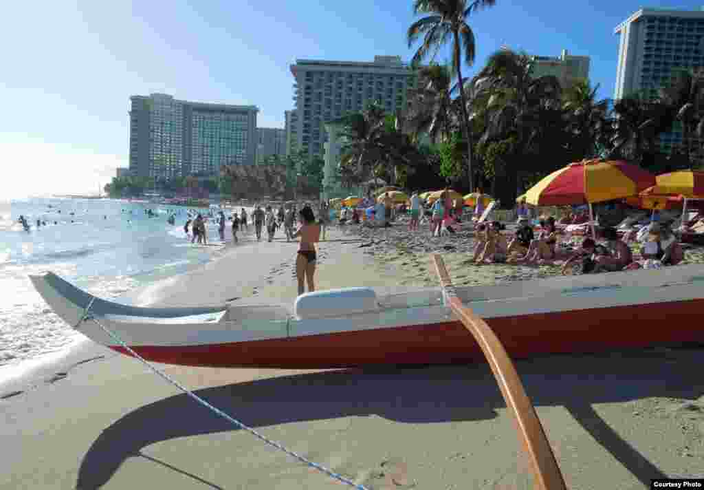 Bãi biển Waikiki đông du khách quanh năm.