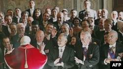 Đức Giáo Hoàng Bênêđictô nói chuyện nhân ngày đầu năm với các nhà ngoại giao tại Vatican, 10/1/2010