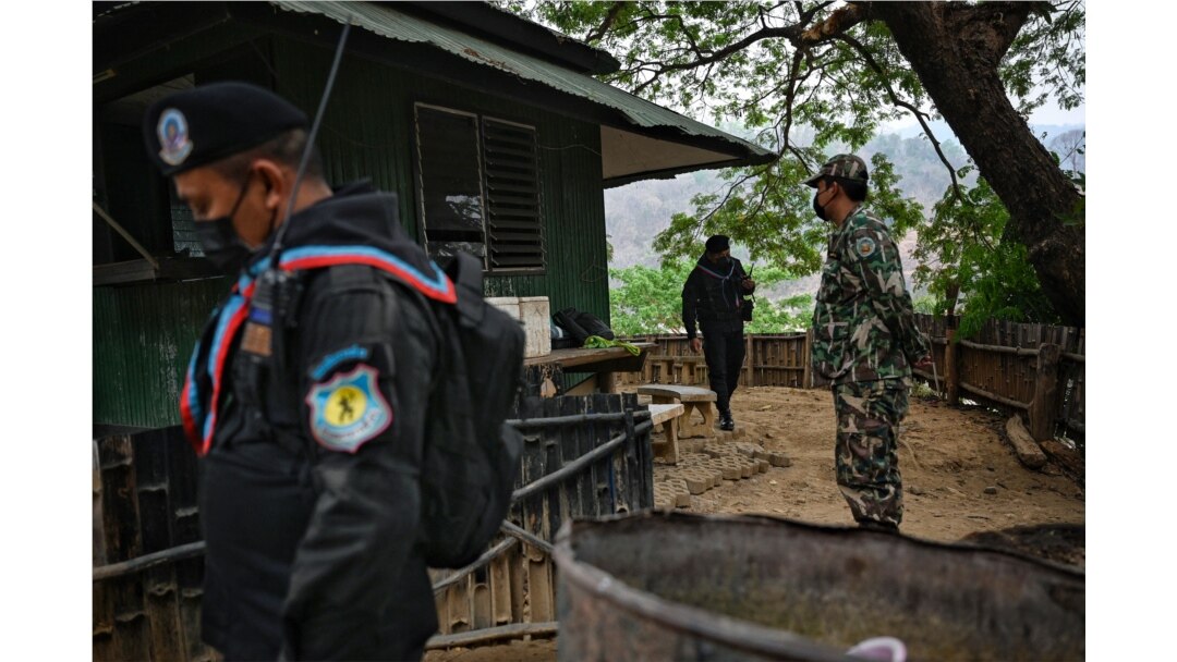 Polisi hutan Thailand berkumpul di sebuah pos pemeriksaan di kota Mae Sam Laep di sisi sungai Salween di Thailand, provinsi Mae Hong Son, 2 April 2021, di seberang tempat pengungsi Myanmar sebelumnya berusaha melintasi perbatasan Thailand setelah serangan udara di negara bagian Karen. (Foto: dok/AFP)