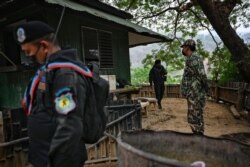 Polisi hutan Thailand berkumpul di sebuah pos pemeriksaan di kota Mae Sam Laep di sisi sungai Salween di Thailand, provinsi Mae Hong Son, 2 April 2021, di seberang tempat pengungsi Myanmar sebelumnya berusaha melintasi perbatasan Thailand setelah serangan udara di negara bagian Karen. (Foto: dok/AFP)