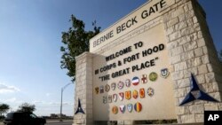 Cổng vào căn cứ quân sự Fort Hood, Texas.
