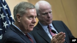 Senator AS Lindsey Graham (kiri) dan Senator AS John McCain (Foto: dok).