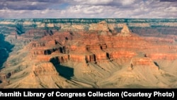 ជា​រៀងរាល់​ឆ្នាំ មាន​មនុស្ស​ប្រមាណ​ជា ៥លាន ទៅ​ទស្សនា​ជញ្ជាំង​ថ្ម​ធម្មជាតិ Grand Canyon ដែល​មាន​ជម្រៅ​១.៦០០ម៉ែត្រ នៅ​ឧទ្យាន​ជាតិ Canyon National Park ក្នុងរដ្ឋអារីហ្សូណា។ 