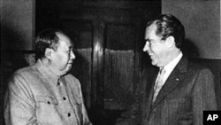 尼克松与毛泽东握手