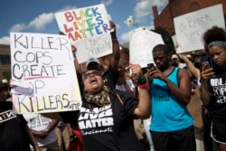 Para pengunjuk rasa berdemonstrasi selama demonstrasi Black Lives Matter, 10 Juli 2016, di Cincinnati. Lebih dari seribu orang memprotes penembakan pria kulit hitam oleh petugas polisi (Foto: AP)