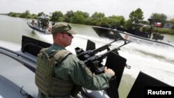 El gobernador de Texas, Rick Perry, anunció que desplegaría a la Guardia Nacional en la frontera con México para enfrentar a los traficantes de personas llamados coyotes.