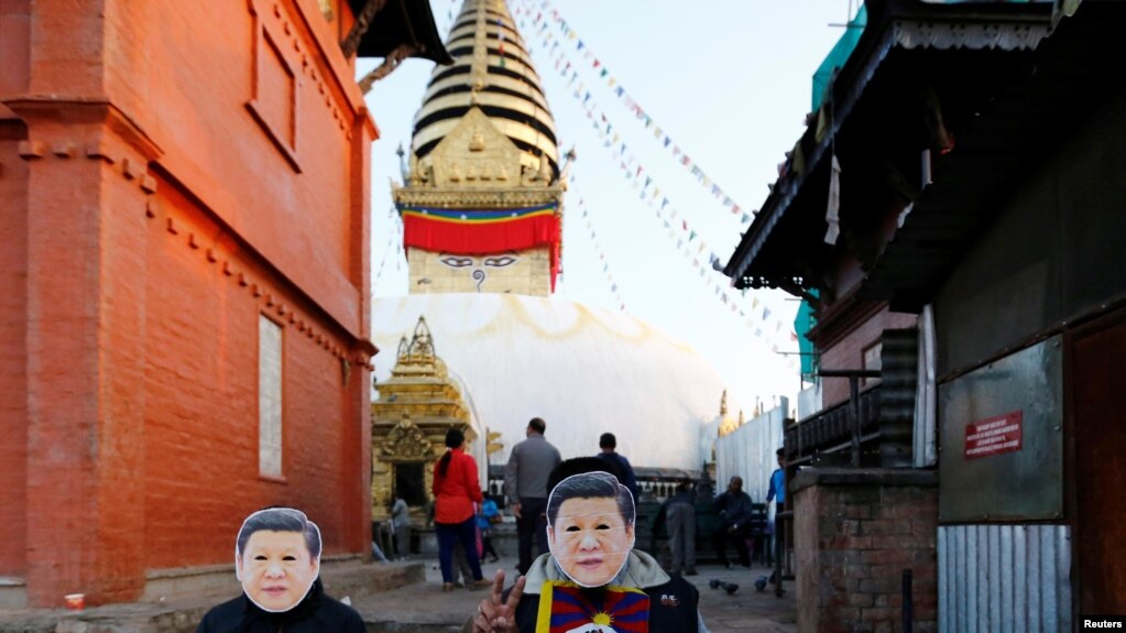 藏族人戴着中国国家主席习近平的面具在尼泊尔的加德满都抗议中共十九大和他们所说的习近平的压迫性统治。（2017年10月18日）(photo:VOA)