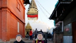 藏族人戴着中国国家主席习近平的面具在尼泊尔的加德满都抗议中共十九大和他们所说的习近平的压迫性统治。（2017年10月18日）