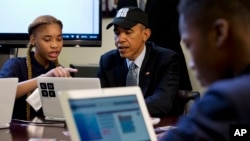 Devojčica objašnjava predsedniku Obami program u kojem uči kodiranje