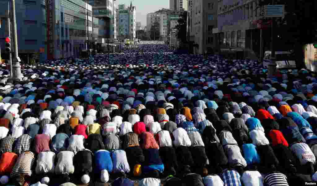 Waumini wasali Eid al-Fitr barabarani nje ya msikiti mkuu wa Moscow