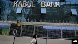 kantor pusat Kabul Bank di Kabul, Afghanistan (Foto: dok). Panel independen penyelidik skandal Kabul Bank mengungkapkan adanya pinjaman ilegal senilai 861 juta dolar yang diberikan kepada 19 individu dan bisnis yang menyebabkan kerugian ratusan juta dolar untuk bank tersebut, Rabu (28/11)