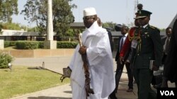 Shugaban Gambia Yahya Jammeh a shugabannin ECOWAS a taronsu a Abuja, Disamba 16, 2015.