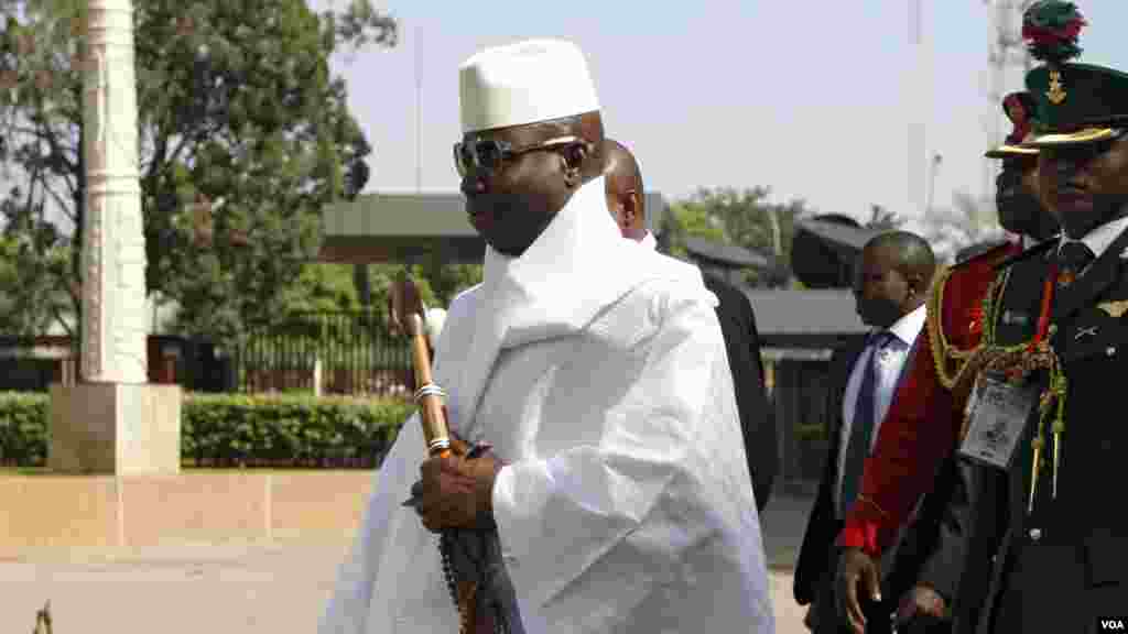 Shugaban Gambia Yahya Jammeh a shugabannin ECOWAS a taronsu a Abuja, Disamba 16, 2015.