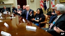 美国新总统川普在白宫会见一些工会领袖（2017年1月23日）