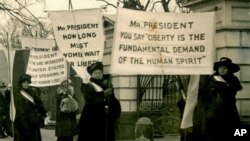 Žene protestuju ispred Bele kuće tražeći pravo da glasaju, (fotografija datira iz 1918. godine)