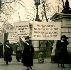 ووٹ کے حق کے لیے امریکہ میں خواتین 1918 میں مظاہرہ کررہی ہیں۔ (فائل فوٹو)