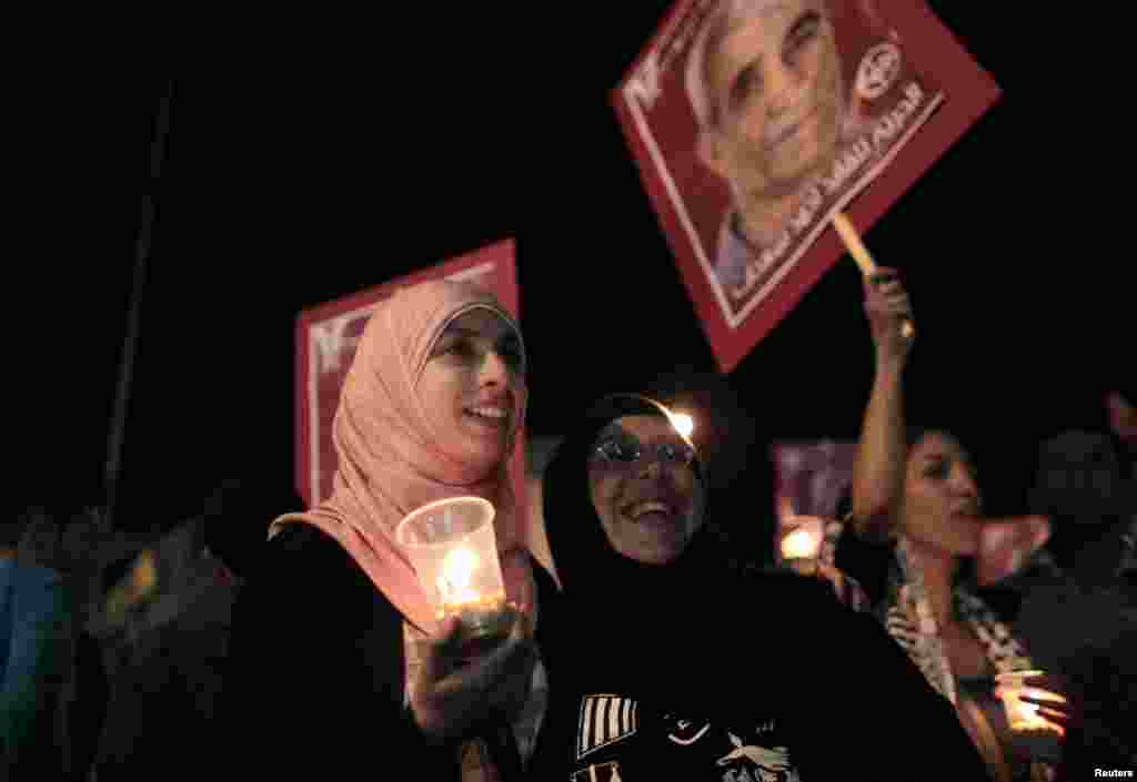 Palestinian women take part in celebrations after a deal to end a prisoners hunger strike was agreed to, in the West Bank city of Ramallah, May 14, 2012. 