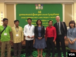 ប្រធានបេសកកម្ម ​USAID អ្នក​ស្រី Veena Reddy និង​លោក Matthew Edwardsen ប្រធាន​គម្រោង​ USAID ព្រៃឡង់​បៃតង ថត​រូប​ជាមួយ​សកម្មជន​ស្ម័គ្រ​ចិត្ត​ដែល​មក​ពី​ខេត្ត​ទាំង​បួនបន្ទាប់​ពី​កម្មវិធី​ប្រកាស​ចាប់​ផ្តើម​គម្រោង​ USAID ព្រៃ​ឡង់​បៃតងនៅ​ក្នុង​រាជធានី​ភ្នំពេញ​កាលពី​ថ្ងៃទី​០៣ ខែមេសា ឆ្នាំ២០១៩។ (ទុំ​ ម្លិះ/VOA)