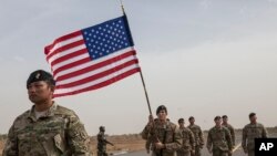 Un drapeau est tenu par un soldat américain lors d'une cérémonie d'ouverture à Flintlock, à Thies, Sénégal, le 8 février 2016.