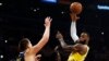 NBA - Les Lakers corrigent Golden State, LeBron James se blesse