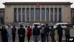 民眾旁觀警察在北京人民大會堂檢查入場者的身份。（2013年11月9日）
