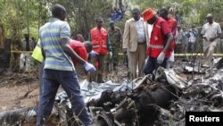 Regu penyelamat mengumpulkan jenazah para korban helikopter polisi yang jatuh di hutan wilayah Kobiko, daerah pinggir ibukota Nairoba, Kenya (10/6).