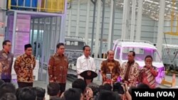 Presiden Jokowi didampingi sejumlah menteri Kabinet Kerja meresmikan PT SMK, Pabrik mobil Esemka, di Boyolali , Jumat, 6 September 2019. (Foto: VOA/Yudha)