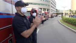 Bomberos de Miami Beach aplauden a los médicos del servicio de emergencias del hospital Mount Sinai de esa ciudad por la labor que están haciendo ante la pandemia del COVID-19.