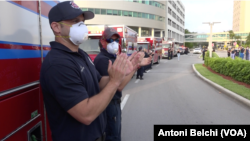Bomberos de Miami Beach aplauden a los médicos del servicio de emergencias del hospital Mount Sinai de esa ciudad por la labor que están haciendo ante la pandemia del COVID-19.