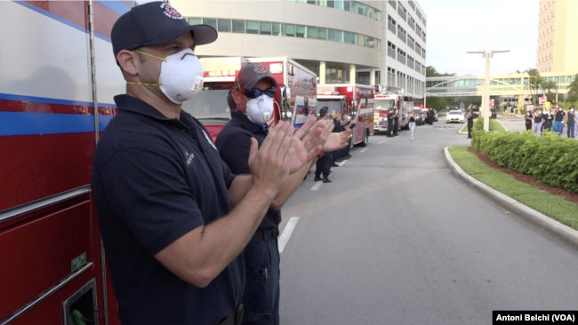 Bomberos de Miami Beach aplauden a los médicos del servicio de emergencias del hospital Mount Sinai de esa ciudad por la labor que están haciendo ante la pandemia del COVID-19.