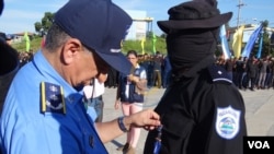Uno de los soldados nicaragüenses encapuchados recibe la condecoración impuesta por un superior. Foto cortesía de la policía de Nicaragua.