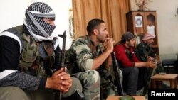 13일 시리아 라카 지역의 군사 본부에 모여서 회의중인 시리아 반군 단체.