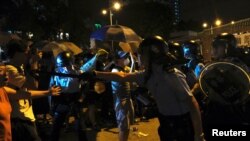 Con el anuncio de estas inculpaciones, cientos de personas se congregaron el martes por la noche delante de una comisaría de policía donde según los medios estarían detenido los 44 manifestantes.