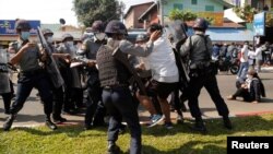 缅甸警察在毛淡棉逮捕一名抗议军事政变的抗议者。（2021年2月12日）