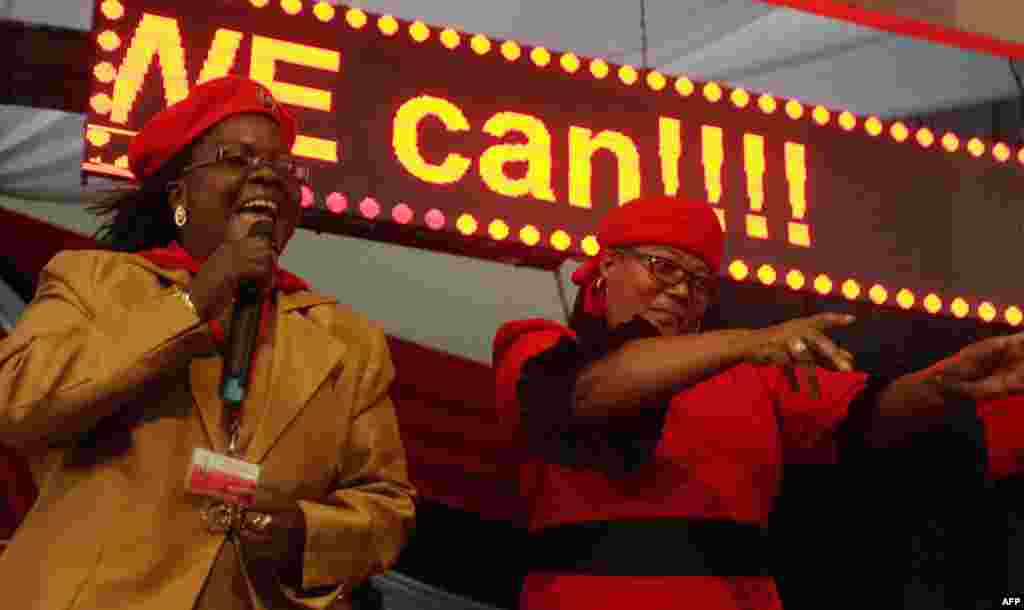 Các đảng viên đảng MDC ở Zimbabue, trong đó có Phó Tổng thống Thokosani Khupe (Phải) nhảy múa trong buổi khai mạc đại hội đảng 3 ngày ở Harare.