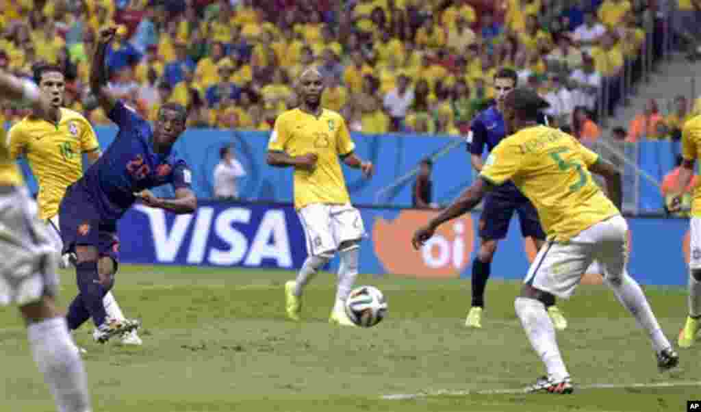 Netherlands' Georginio Wijnaldum, left, scores his side's third goal during the World Cup third-place soccer match between Brazil and the Netherlands at the Estadio Nacional in Brasilia, Brazil, Saturday, July 12, 2014. Netherlands beat Brazil 3-0 in 3rd-