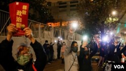 Aksi protes di luar Pengadilan Kowloon Barat, Hong Kong, menuntut pembebasan 47 aktivis pro-demokrasi yang menjadi tahanan politik, 3 Maret 2021. (Reuters)
