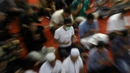 Muslim mengenakan masker saat salat Jumat di masjid Istiqlal di Jakarta (foto: ilustrasi). 