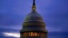 La luz en la cúpula del Capitolio en Washington está iluminada en indicación de que el Congreso se mantiene en la bores el 6 de octubre de 2021. 