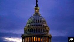ແສງໄຟທີ່ອອກມາຈາກຫໍລັດຖະສະພາ ຫຼື Capitol Dome ກຳລັງສ່ອງປະກາຍ ຢູ່ໃນນະຄອນຫຼວງວໍຊິງຕັນ ຂອງສະຫະລັດ, ວັນທີ 6 ຕຸລາ 2021. 