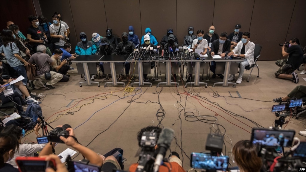 香港立法会议员涂谨申、朱凯廸与12名被大陆拘留的港人家属召开记者会。（2020年9月12日）