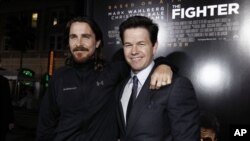 Mark Wahlberg, desno, i Christian Bale na premijeri filma "The Fighter" u Los Angelesu, 6. 12. 2010. (AP Photo/Matt Sayles)