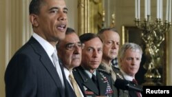 Prezident Barak Obama 2011-yilning yozida general Deyvid Petreusni (chapdan uchinchi) Markaziy razvedka boshqarmasiga direktor, general Jon Allenni (o'ngdan ikkinchi) esa Afg'onistondagi xalqaro koalitsiyaga bosh qo'mondon etib tayinlagan edi.