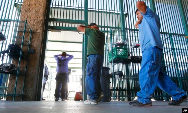 2012年8月9日，在亞利桑那州圖森的美國海關和邊境保護部門，非法移民的嫌疑人等待處理。