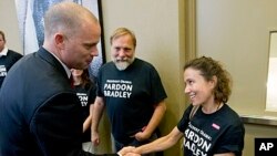 David Coombs, defense attorney for Army Pfc. Bradley Manning, shakes hands with supporters at a news conference in Hanover, Md.,after Manning was sentenced to 35 years in prison for leaking classified information to WikiLeaks, Aug. 21, 2013. 
